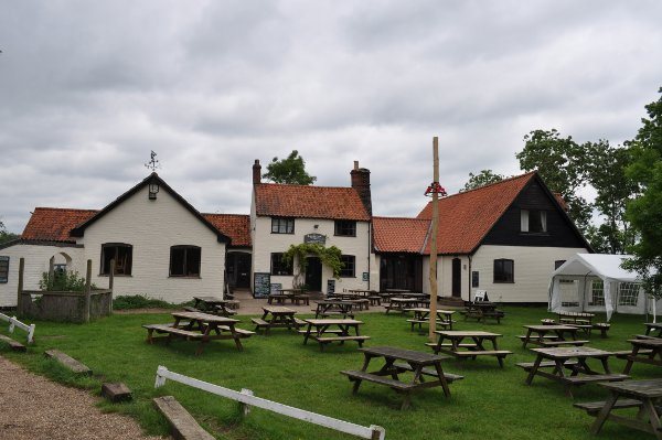 The Geldeston Locks - pub by the River Waveney